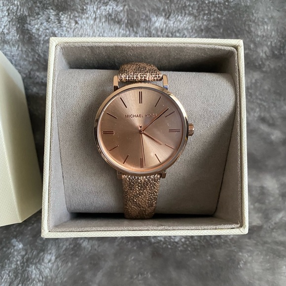 Michael Kors Logo Watch - Picture 2 of 3